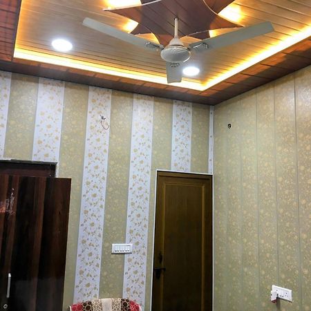 Hotel Raju Homestay Ayodhya 150 Meters From Shree Ram Janmbhoomi Temple 200 Meters From Ayodhya Dham Railway Station Екстериор снимка