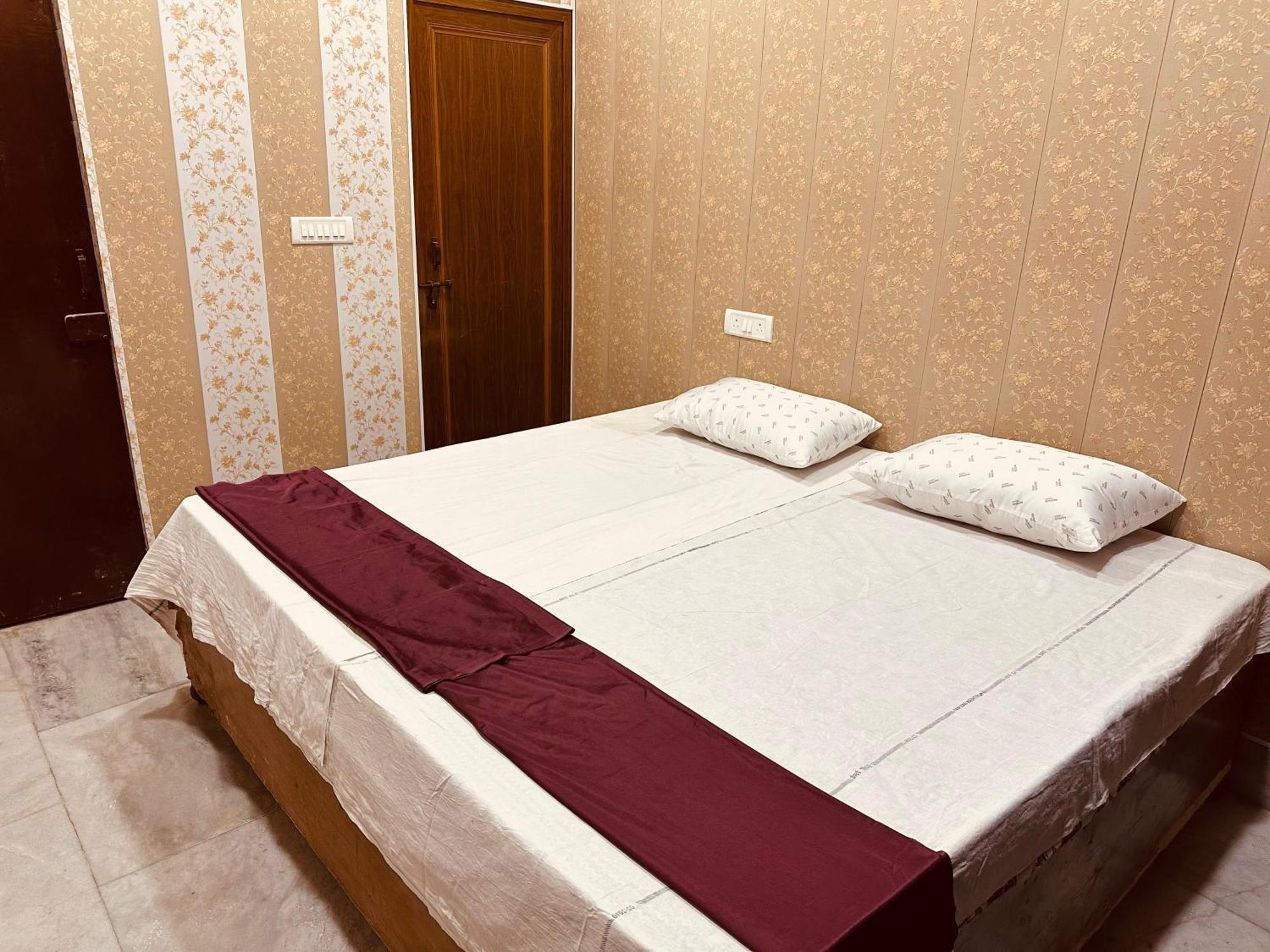 Hotel Raju Homestay Ayodhya 150 Meters From Shree Ram Janmbhoomi Temple 200 Meters From Ayodhya Dham Railway Station Екстериор снимка