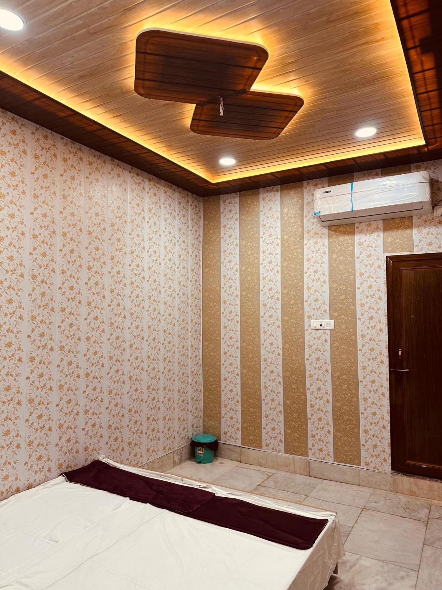 Hotel Raju Homestay Ayodhya 150 Meters From Shree Ram Janmbhoomi Temple 200 Meters From Ayodhya Dham Railway Station Екстериор снимка