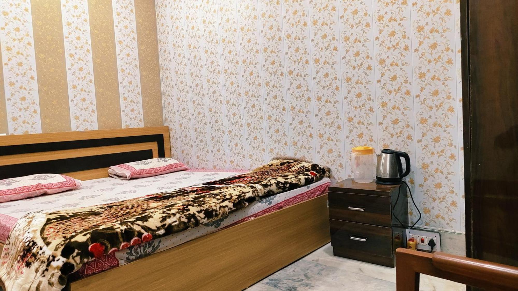 Hotel Raju Homestay Ayodhya 150 Meters From Shree Ram Janmbhoomi Temple 200 Meters From Ayodhya Dham Railway Station Екстериор снимка