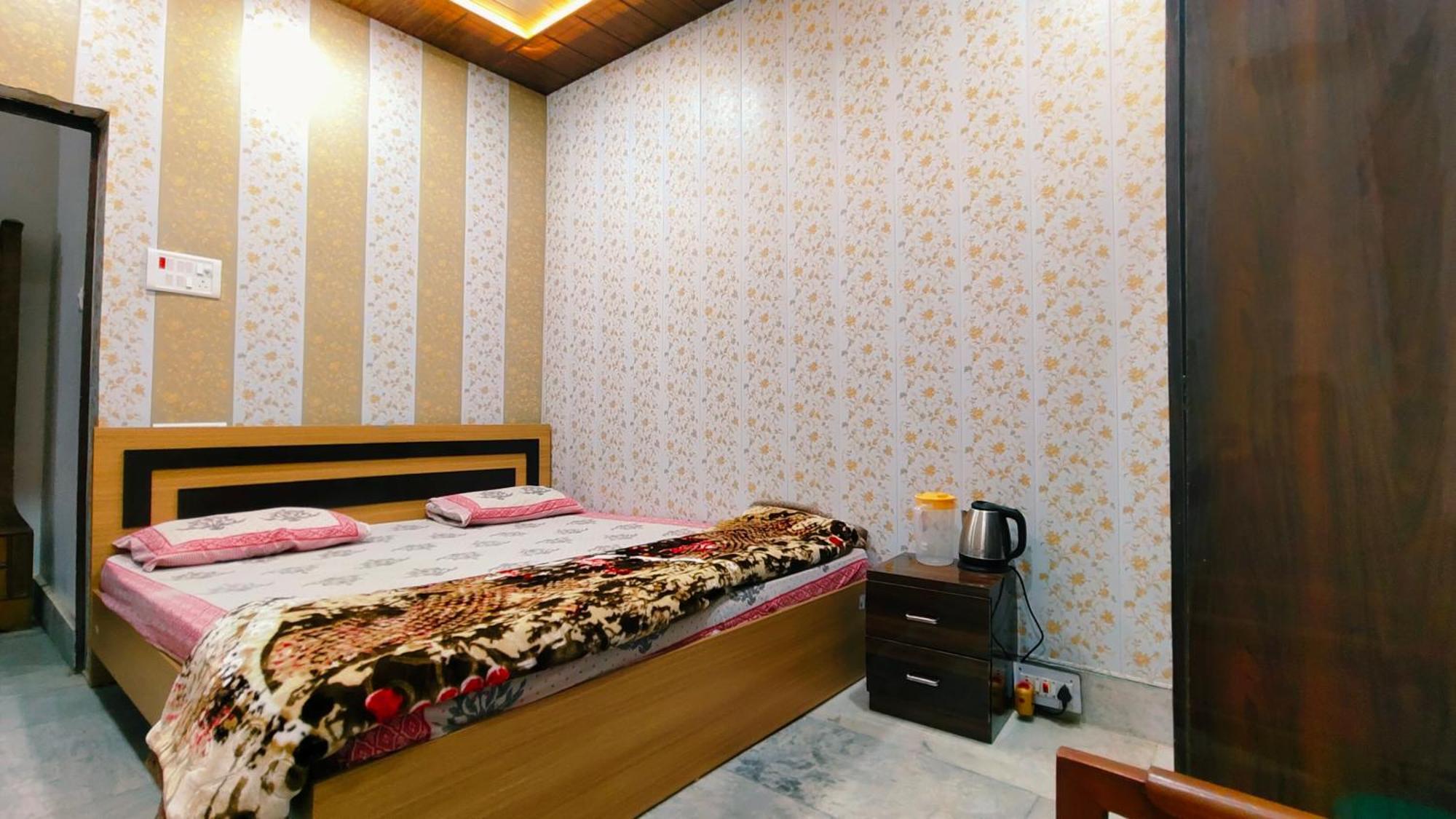 Hotel Raju Homestay Ayodhya 150 Meters From Shree Ram Janmbhoomi Temple 200 Meters From Ayodhya Dham Railway Station Екстериор снимка